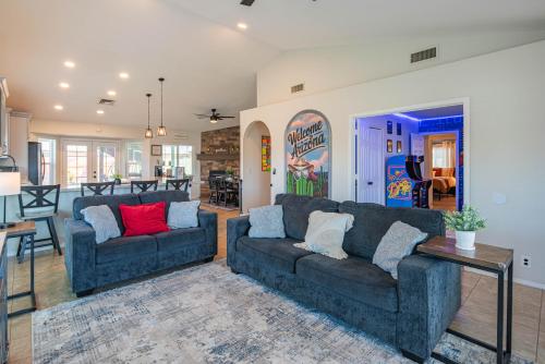 4BR Arcades Putting Green Fire Pit Themed Rooms in Glendale, United States