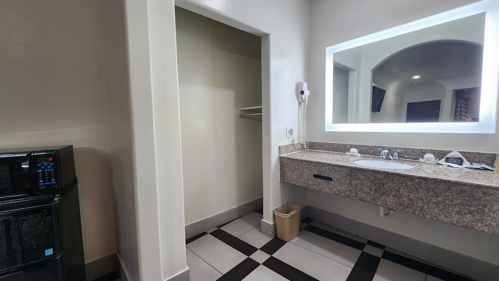 Scottish Inns & Suites Sam Houston Pkwy - photo 16