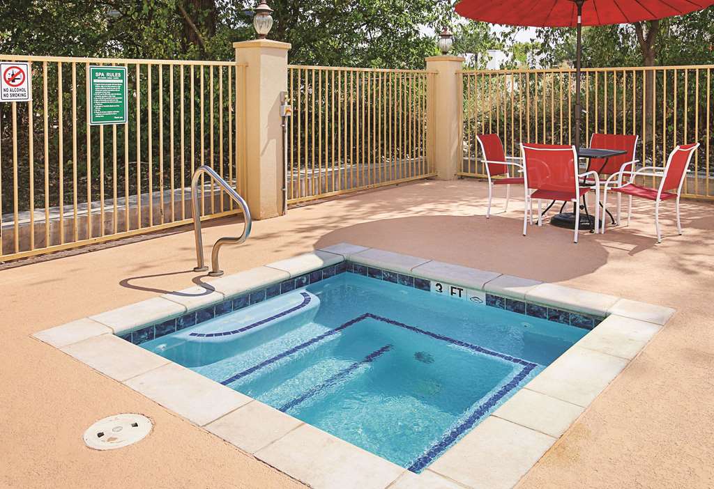La Quinta Inn & Suites by Wyndham Dallas Hutchins - photo 9