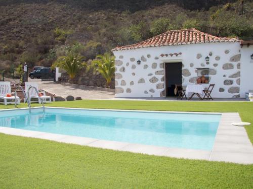 Vivelorural Abuela María 1 chill garden pool in San Bartolome De Tirajana, Spain