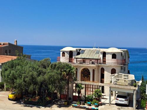 Tinina Basta in Sutomore, Montenegro