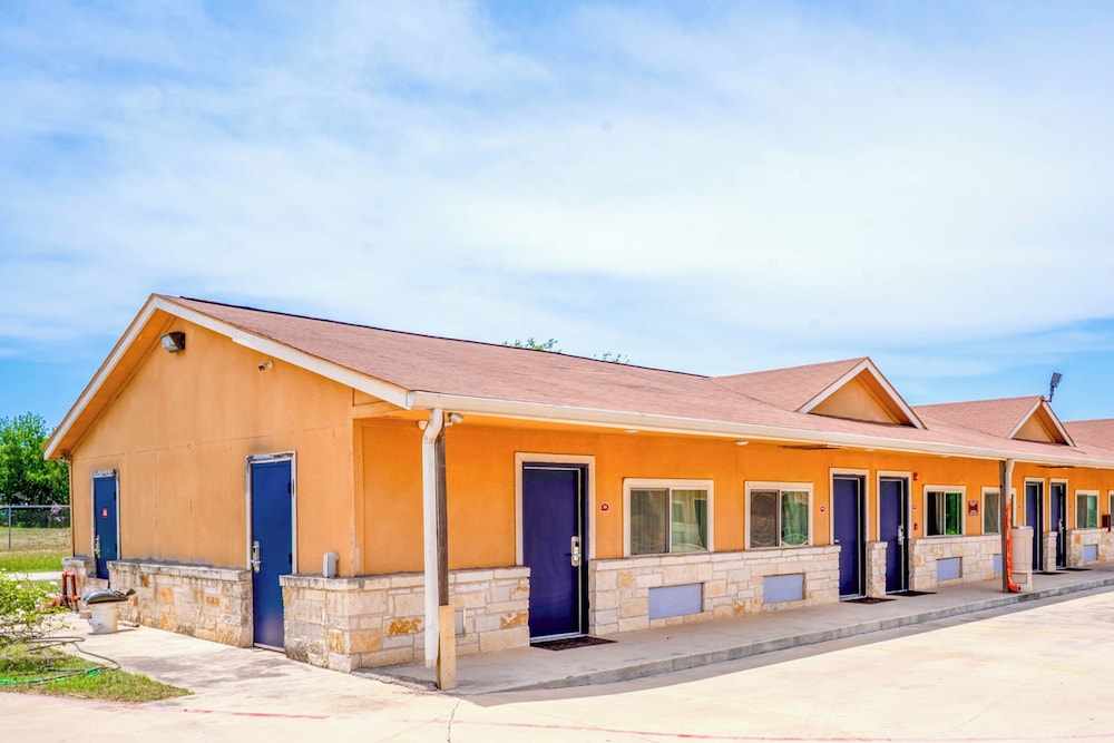 Atria Extended Stays By OYO Jourdanton - photo 3