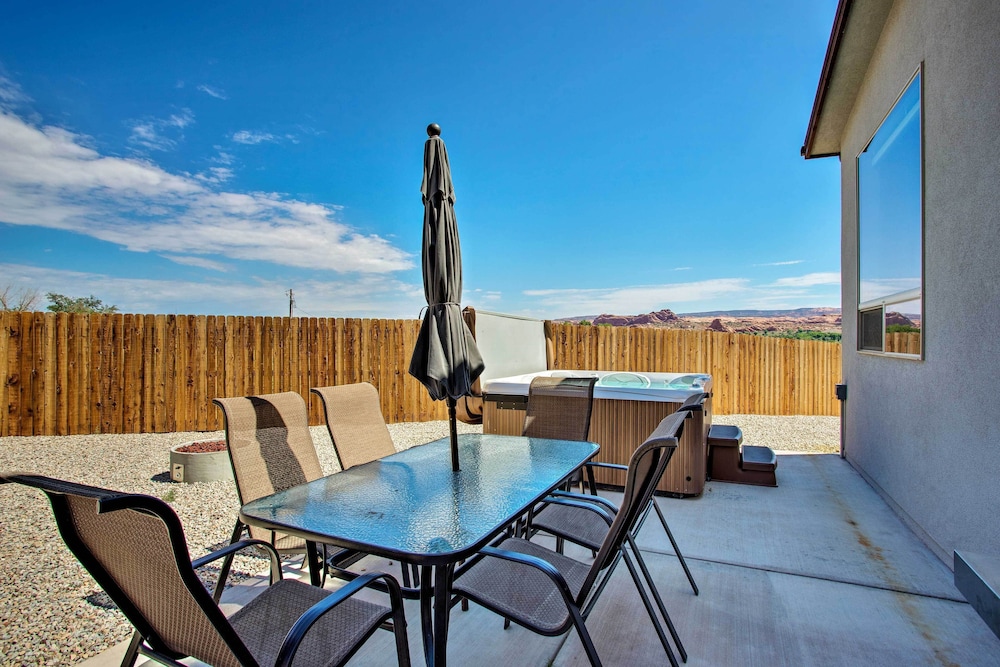 Upscale Moab Townhome with Hot Tub 20 Min to Arches — 4-Star Luxury Hotel in Moab, United States