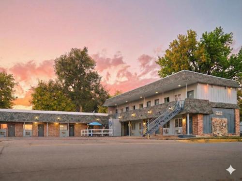 The Oakwood Inn in Sterling, United States