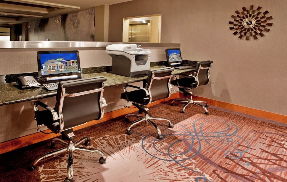 Holiday Inn Express Hotel & Suites St. Robert by IHG - photo 39