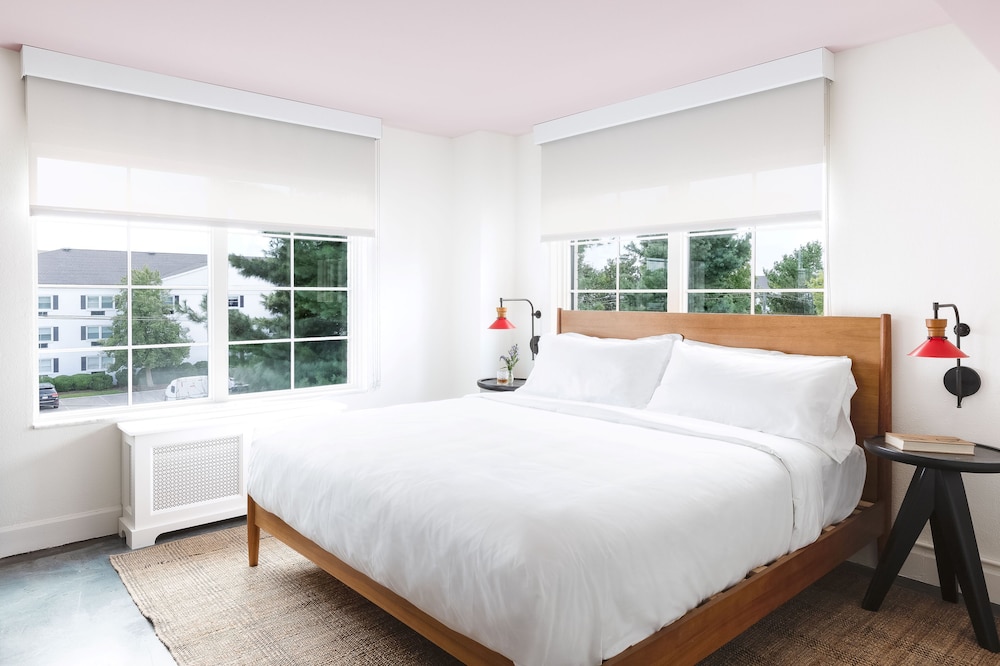 Elwood Hotel & Suites - photo 16