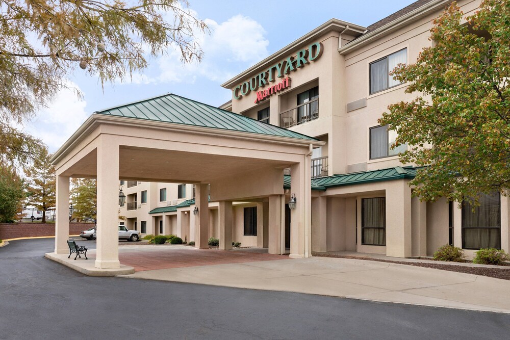 Courtyard by Marriott Topeka - photo 2