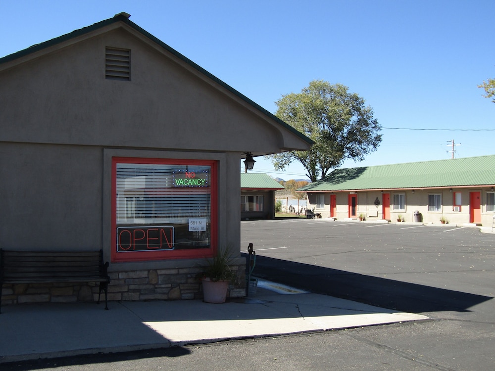 Lamplighter Lodge - photo 2