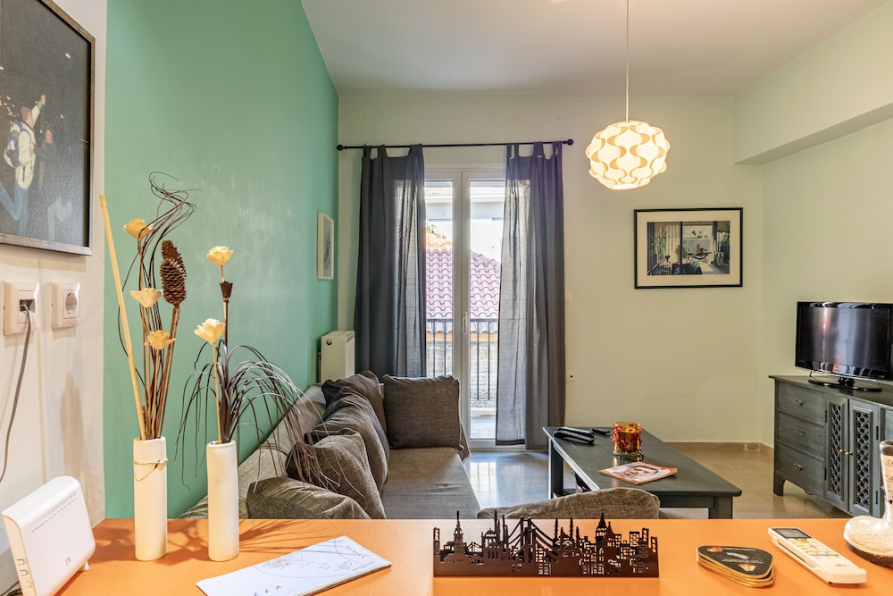Erika's Oasis Stylish Living in the Heart of History — 4-Star Luxury Hotel in Kalamata, Greece