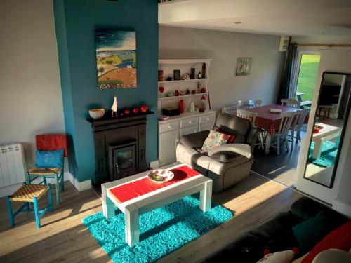Cottage 33 Old Killarney Village Killarney V93K66X 4 King Beds Sleeps 8 Sharing — 4-Star Luxury Hotel in Cill Airne, Republic of Ireland