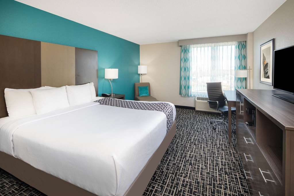 La Quinta Inn & Suites by Wyndham Atlanta Airport North - photo 14