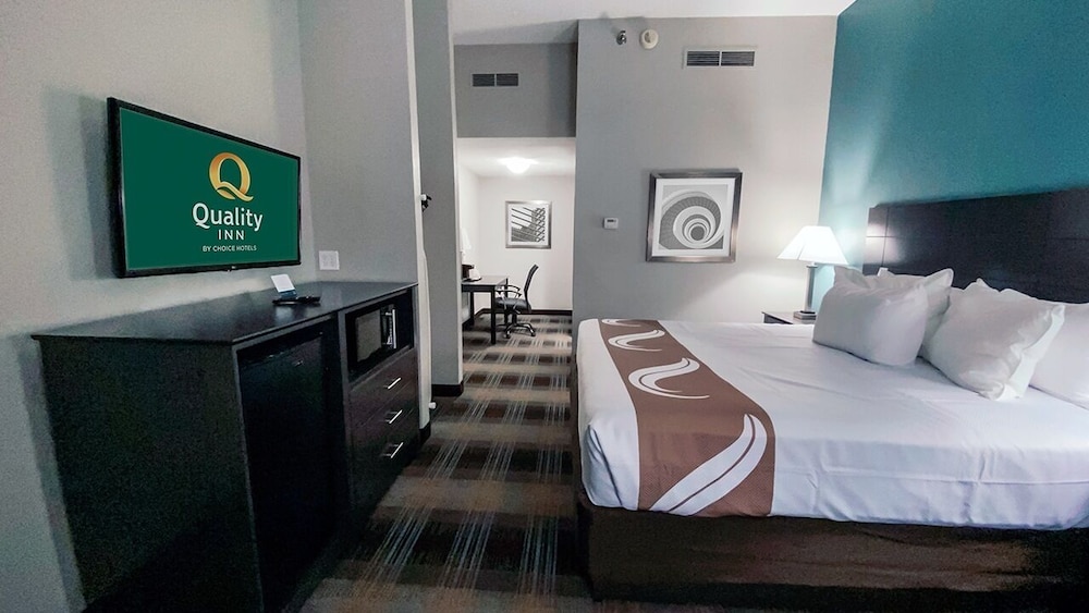 Quality Inn Roseville Detroit North - photo 2