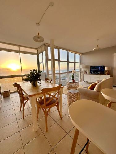 Charming beachfront Strand apartment — 4-Star Luxury Hotel in Cape Town, South Africa