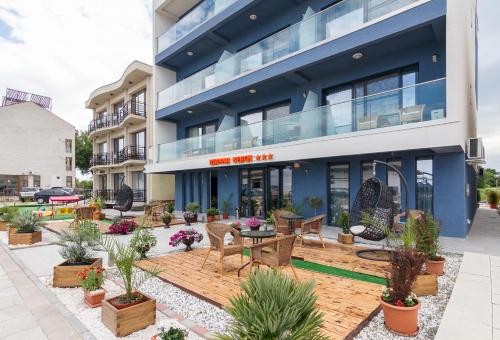 Ryanna Beach pe plaja Belona in Eforie Nord, Romania