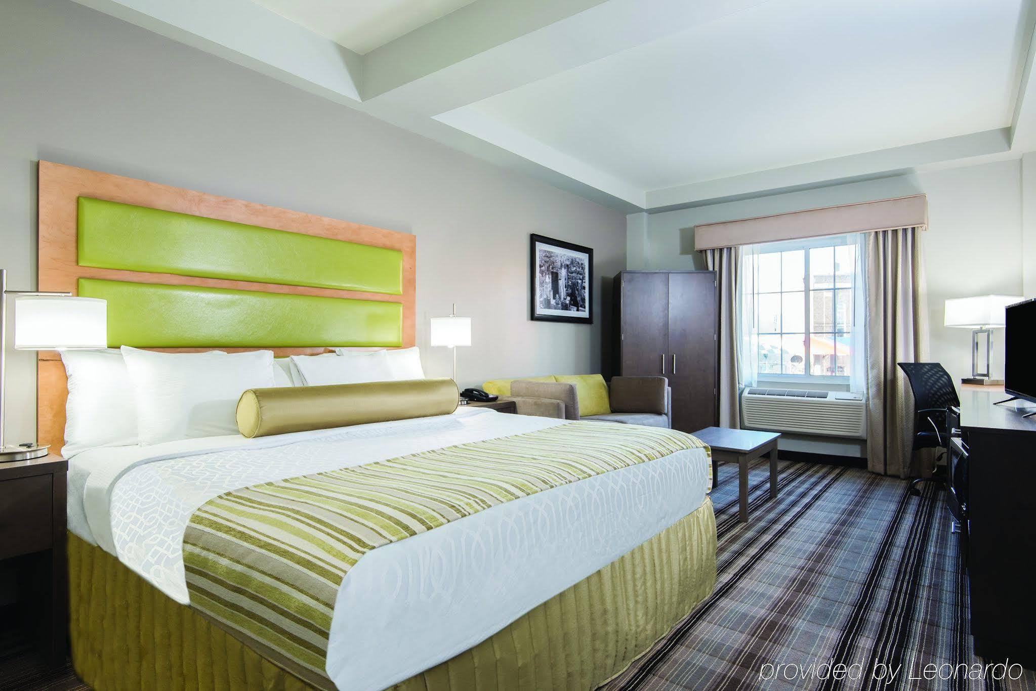 La Quinta Inn & Suites by Wyndham Brooklyn East - photo 5