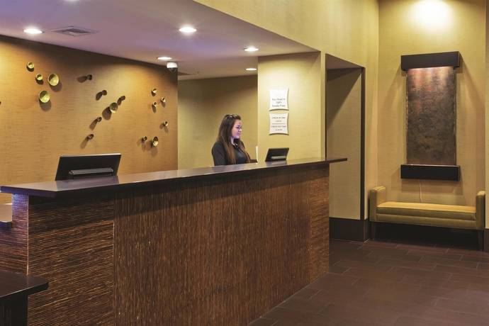 La Quinta Inn & Suites by Wyndham Las Vegas Tropicana - photo 11