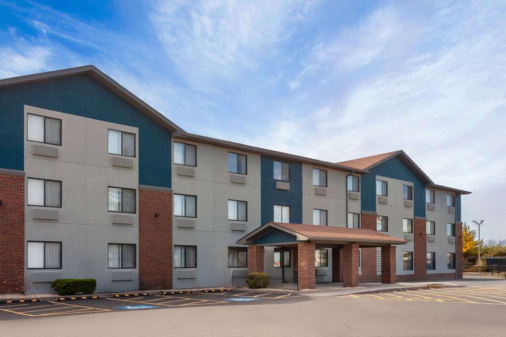 Super 8 by Wyndham Romeoville Bolingbrook - photo 2