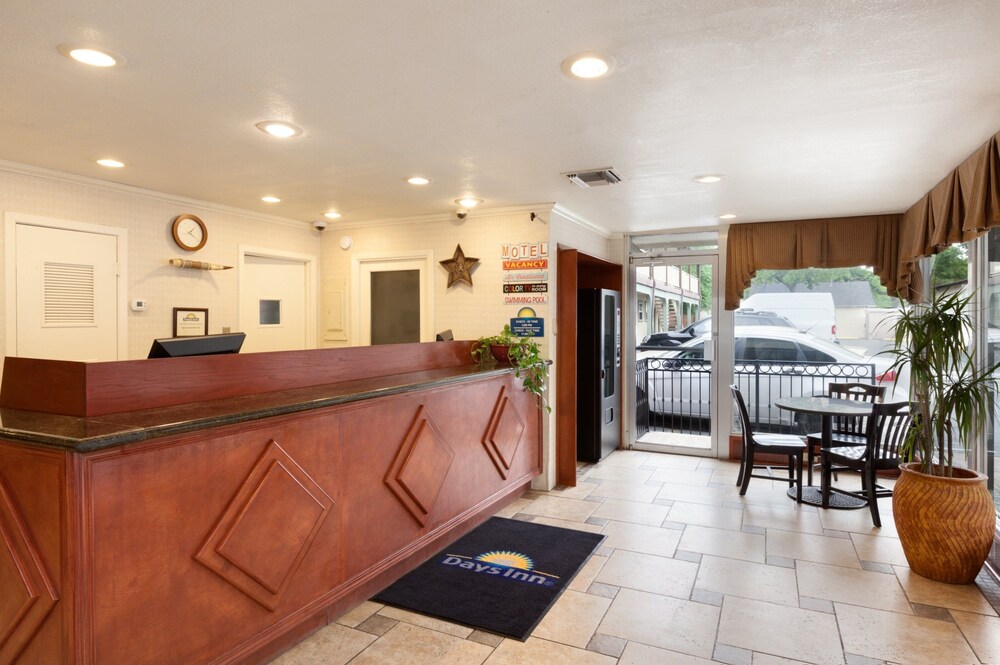 Days Inn by Wyndham Austin University Downtown - photo 3