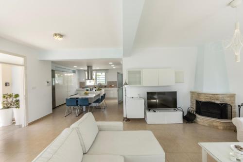 Protaras Sunrise Zen Seafront Villa — 4-Star Luxury Hotel in Protaras, Cyprus