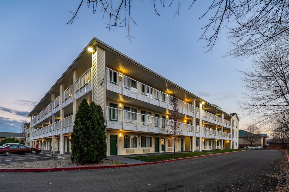 HomeTowne Studios by Red Roof Spokane Valley - photo 21