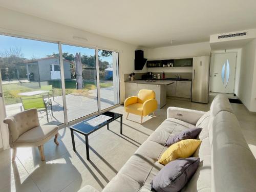 Maison familiale récente avec jardin plage et commerces à pied 6 couchages WIFI parking privatif FR 1 231 297 — 4-Star Luxury Hotel in Saint-Martin-D'heres, France