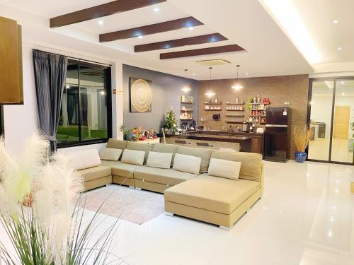 Spacious Private Villa Modern Style near beach — 5-Star Luxury Hotel in Thai Mueang, Thailand