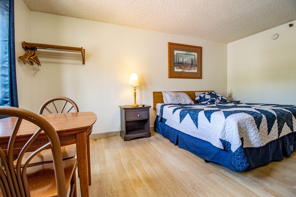 Motel 229 @ Garden of the Gods - photo 10