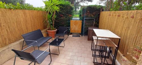 Charmant Studio En Rez de Jardin Dans Propriete Prive Pour 4 Personnes — hotel in La Londe-Les-Maures