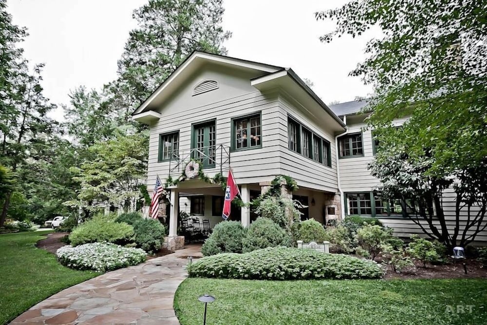 Rt Lodge — 4-Star Luxury Hotel in Maryville, United States