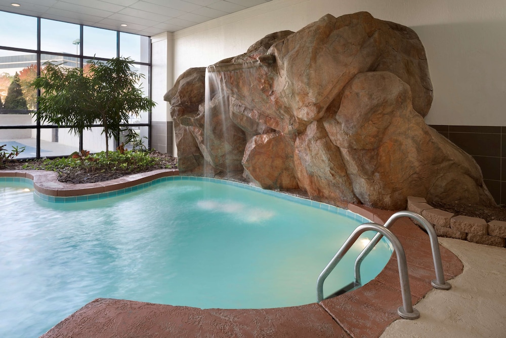 Embassy Suites by Hilton Columbus - photo 27