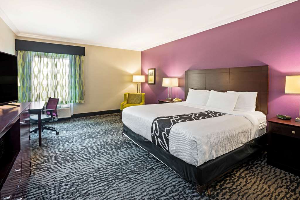 La Quinta Inn & Suites by Wyndham Houston Magnolia - photo 14