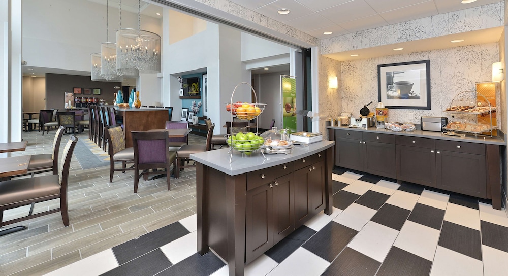 Hampton Inn & Suites Des Moines Downtown - photo 41
