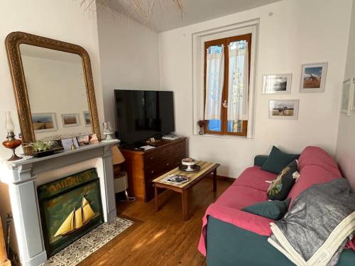 Les volets bleus à 20 minutes de la Baie de Somme in Abbeville, France