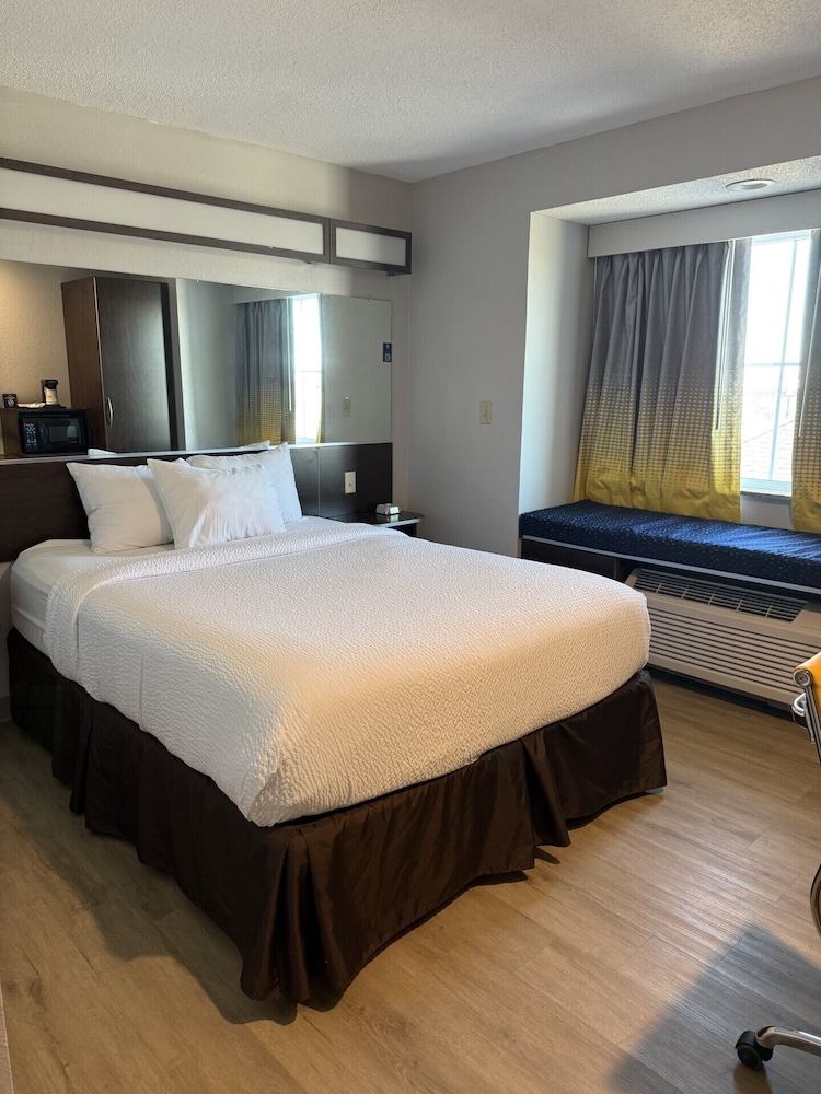 Microtel Inn & Suites by Wyndham Wheeling at Highlands - photo 7