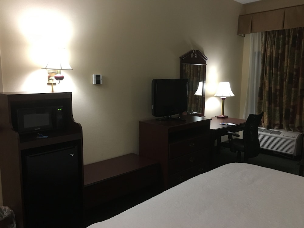 Hampton Inn Bedford - photo 10