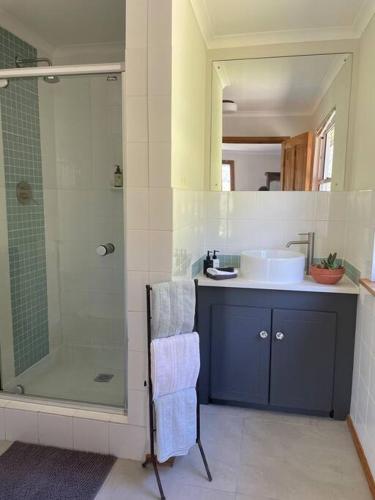 Ixia studio Serene solar pet friendly garden and valley views
