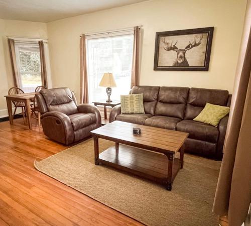 1st Base Apt 1 All Star Baseball Rentals — 4-Star Luxury Hotel in Oneonta, United States
