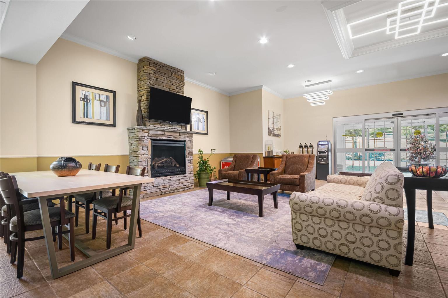 La Quinta Inn & Suites by Wyndham Stonington Mystic Area - photo 4