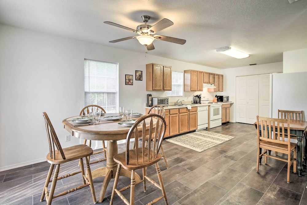 Home with Yard 1 Mi to Indian Rocks Beach and Golf — 4-Star Luxury Hotel in Largo, United States