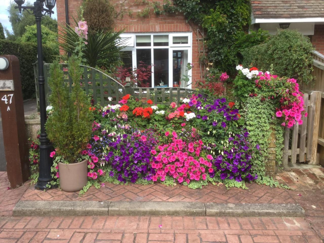 Albertine A warm welcome awaits you Offering en suite room only accommodation Ideal location for Solent Way High Street Isle of Wight New Forest — 4-Star Luxury Hotel in Lymington, United Kingdom