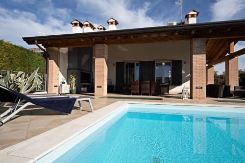 Villa Love Regarda Travel — 4-Star Luxury Hotel in Lazise, Italy