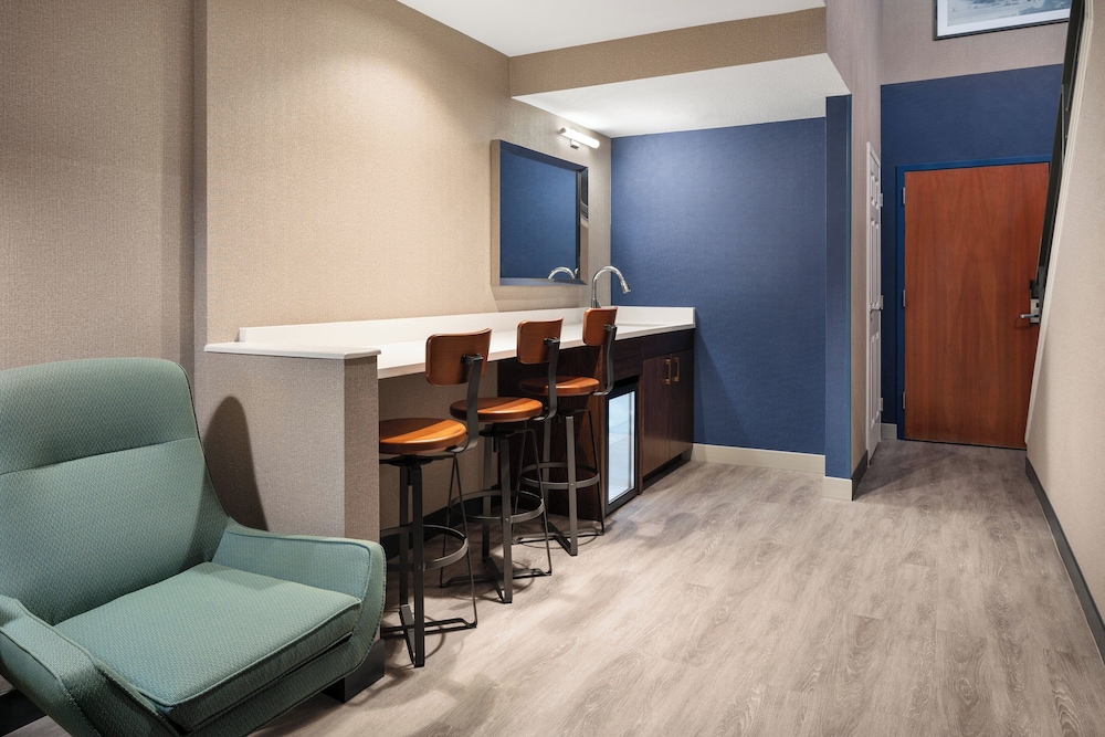 Four Points by Sheraton Hotel & Suites San Francisco Airport - photo 31