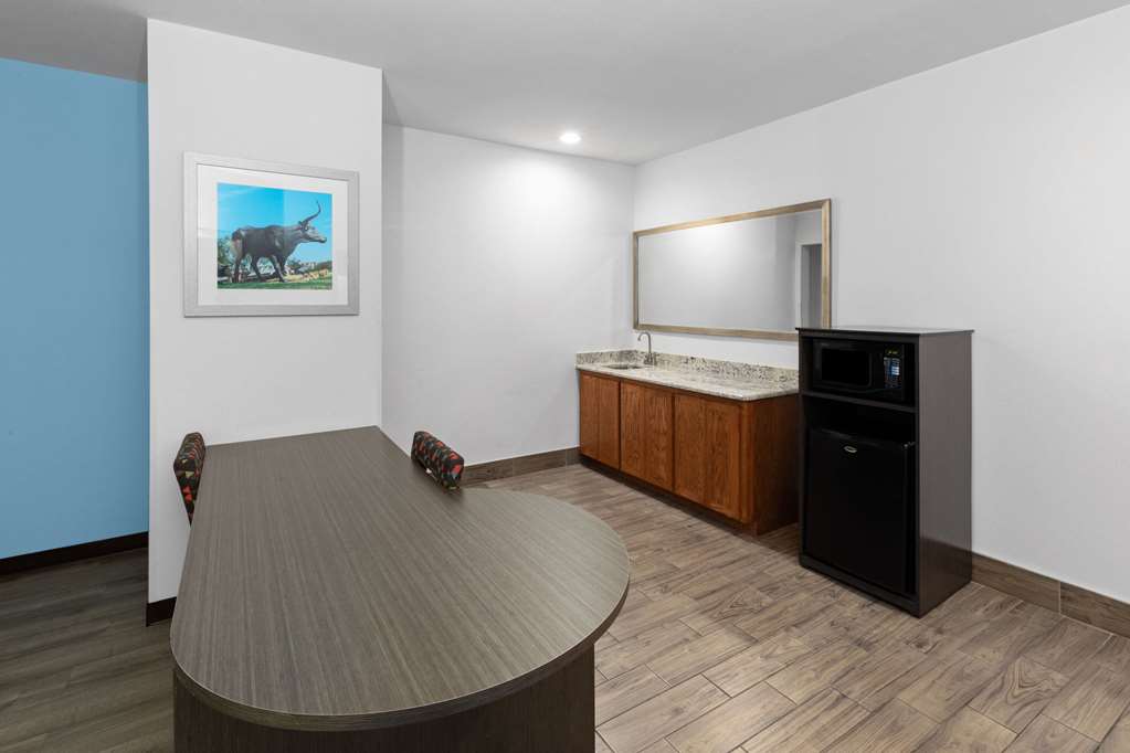 Days Inn & Suites by Wyndham Lubbock Medical Center - photo 36