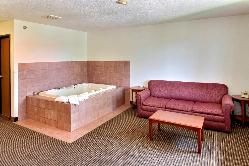 Days Inn & Suites by Wyndham Traverse City - photo 10