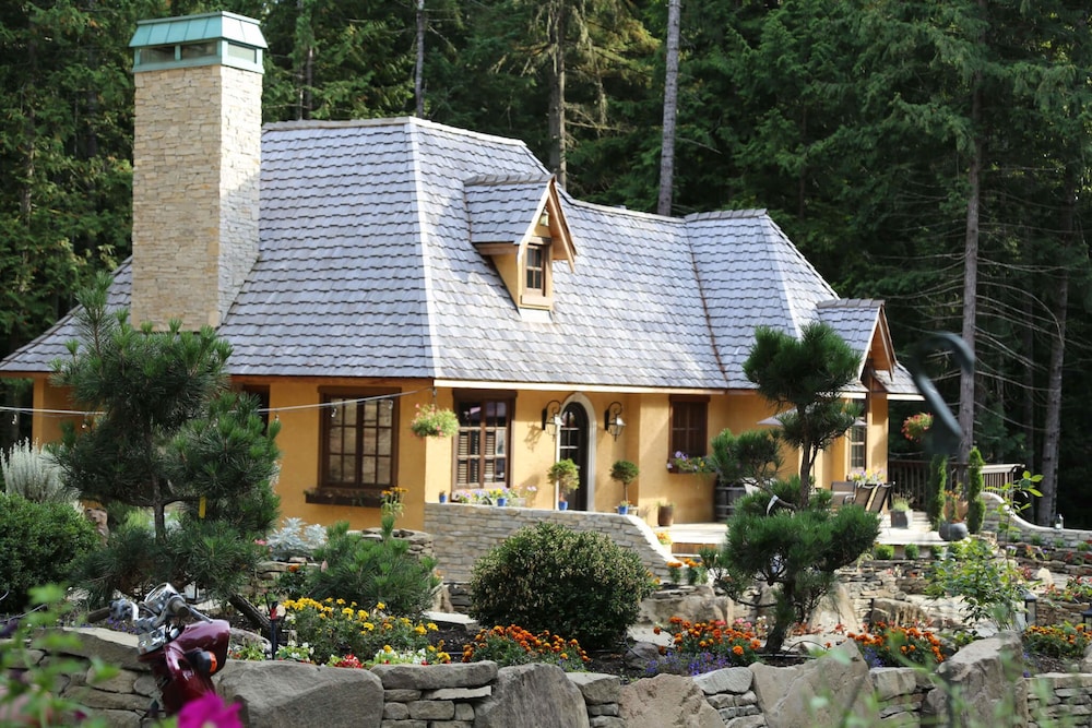 Stone Hearst — 4-Star Luxury Hotel in Salt Spring Island, Canada