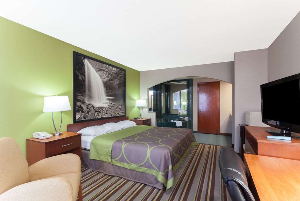 Super 8 by Wyndham Clarksville Northeast - photo 10