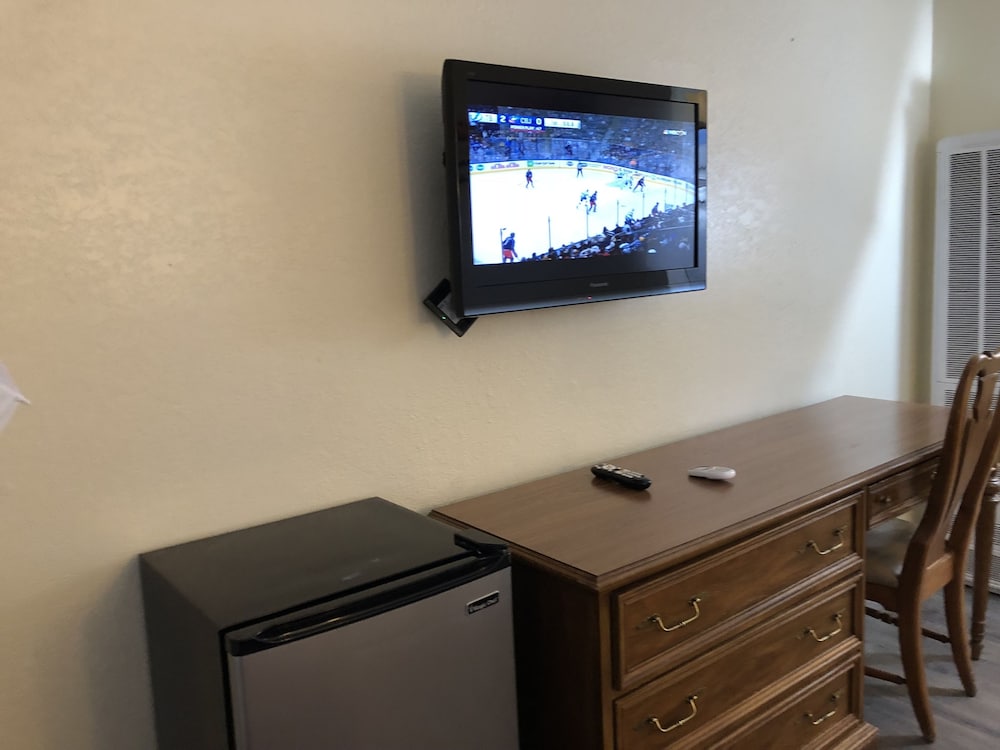 Cedar Inn & Suites - photo 41