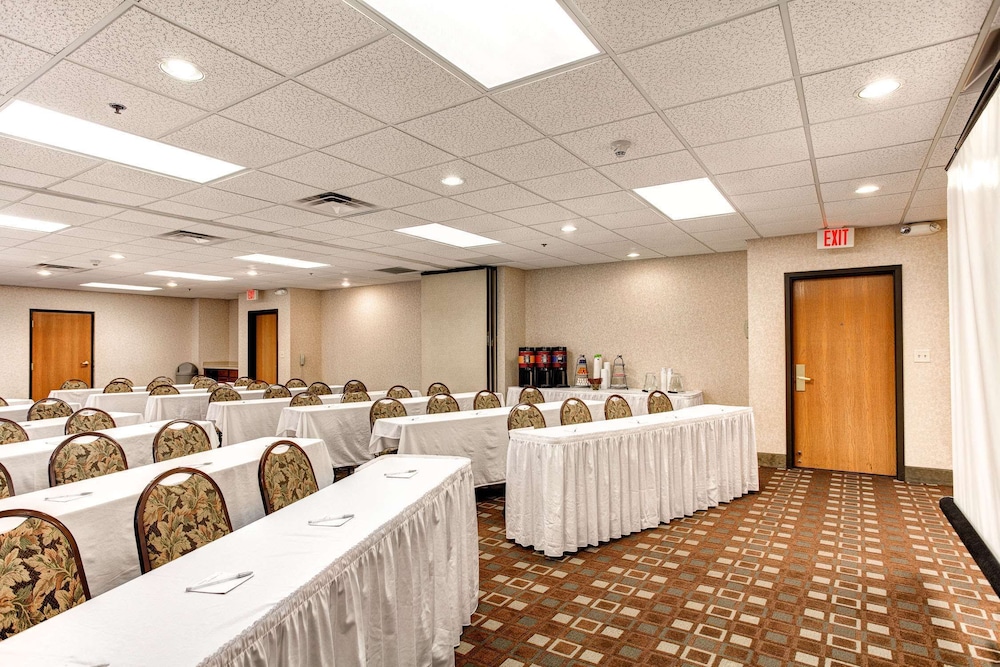 Hampton Inn & Suites Addison - photo 26