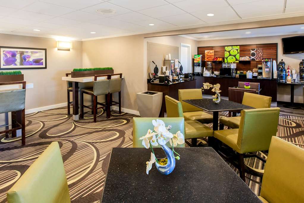 La Quinta Inn & Suites by Wyndham Houston Baytown East - photo 27