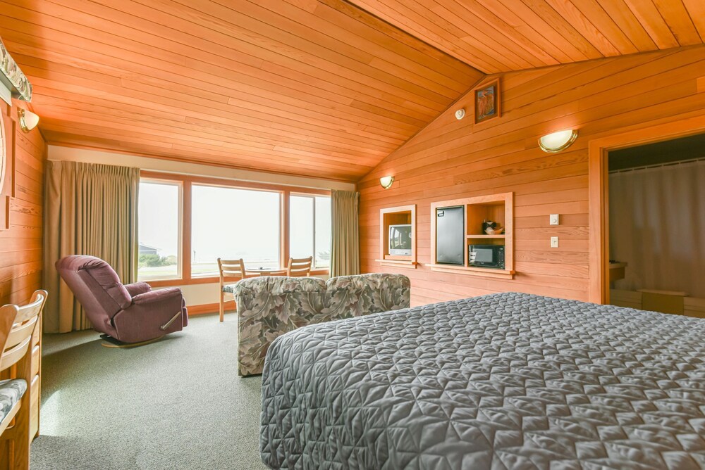 Sunset Oceanfront Lodging - photo 32